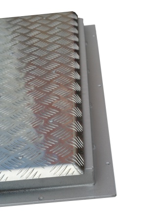 Алюминиевый уличный люк амо al 800*800 в рифленом квадрате